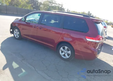 2014 Toyota Sienna Le V6 8 Passenger z USA, uszkodzony, nr VIN 5TDKK3DC2ES422736
